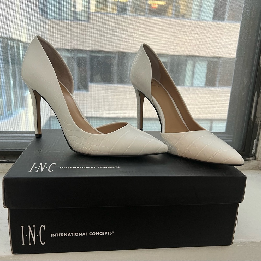 NWT INC white leather croc heels, 7.5